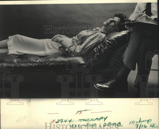 1983 Press Photo Psychotherapy session for the patient's mental health - Historic Images