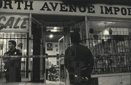 1990 Press Photo Cops investigate murder at North Avenue Imports, Milwaukee, WI - Historic Images