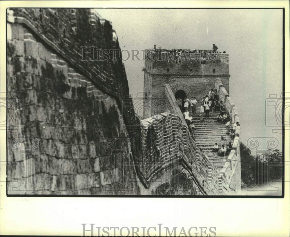 1985 Press Photo Crowds of tourists exploring part of the Great Wall, China. - Historic Images