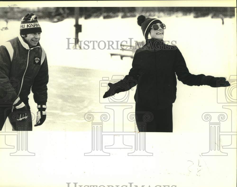 1980 Press Photo Soviet Union coach Valerie Murstov, Leah Mueller in snow. - Historic Images