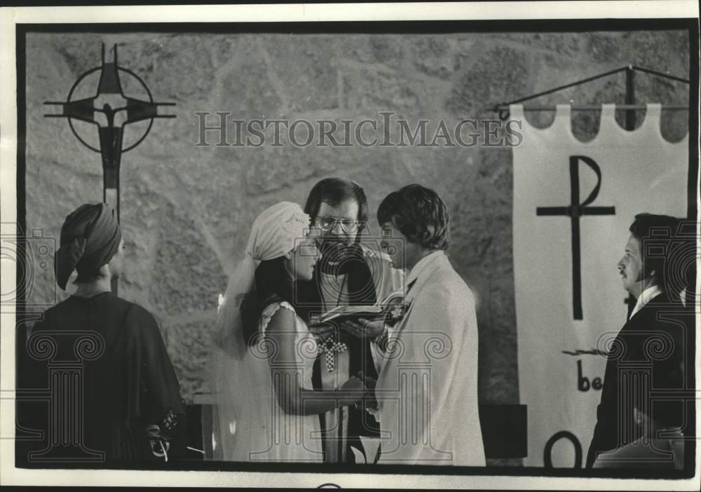 1977 Press Photo Skaters Leah Poulos and Peter Mueller marry in Wisconsin - Historic Images