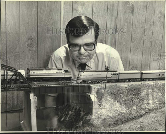 1983 Press Photo Russ Larson mag. editor, looks on at model railroad, Milwaukee. - Historic Images