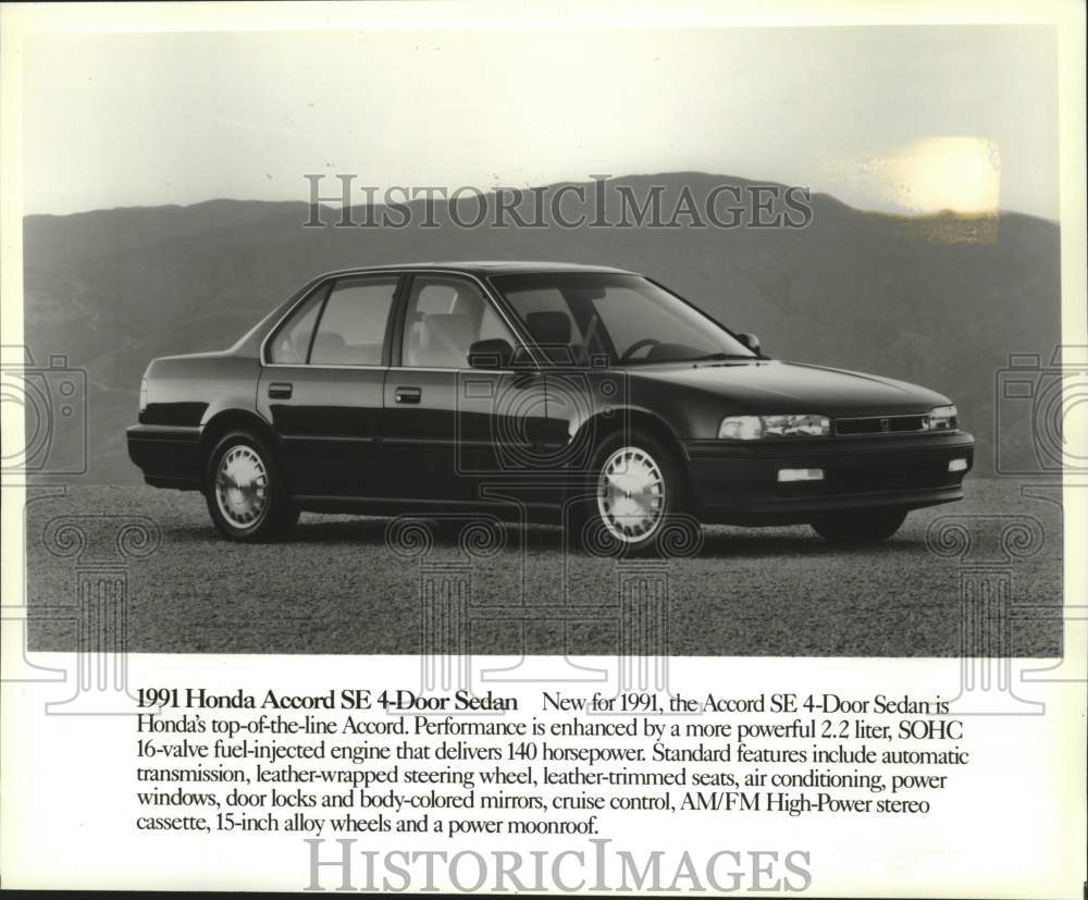 1990 Press Photo Honda Accord SE 4-Door Sedan Automobile with mountain backdrop - Historic Images