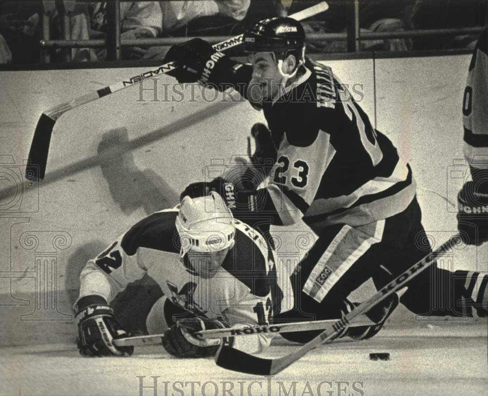 1991 Press Photo Milwaukee Admiral&#39;s Shaun Clouston gets run off the puck - Historic Images