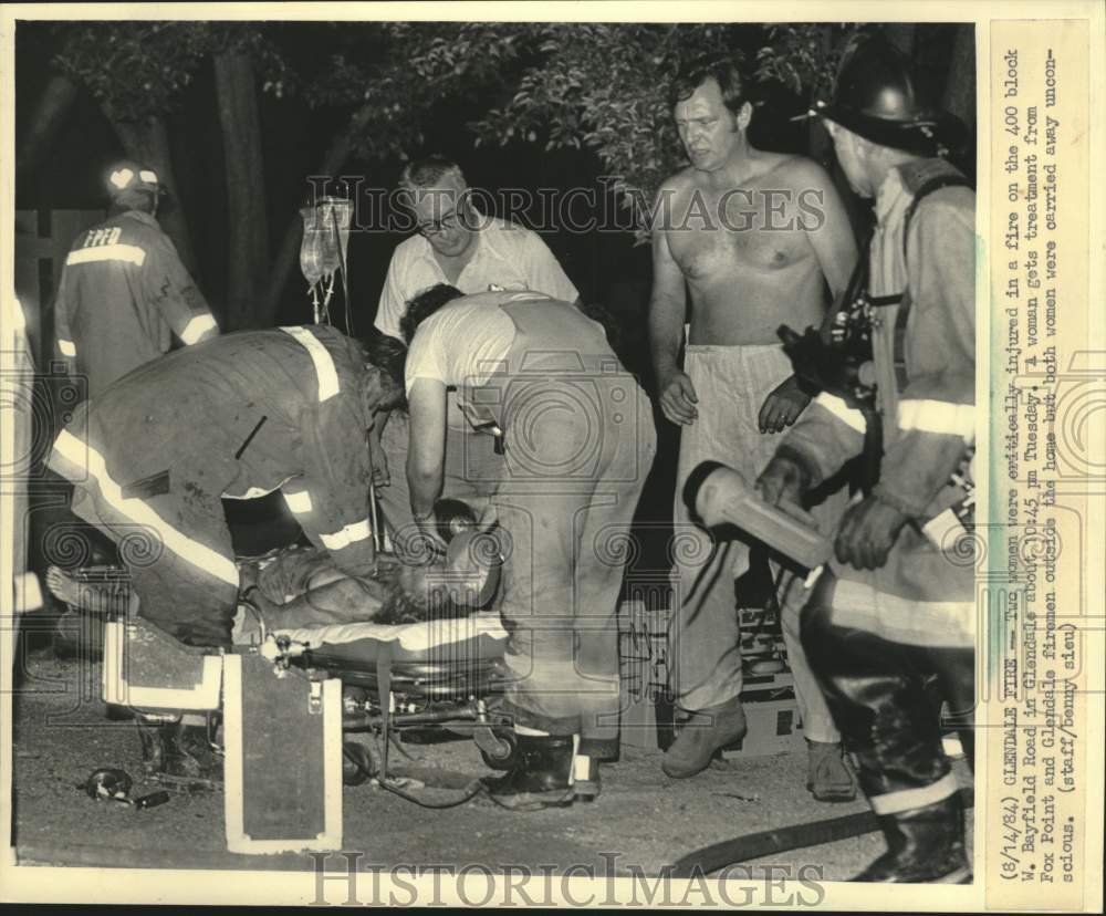 1984 Press Photo Glendale Firefighters try to resuscitate women from fire, WI - Historic Images