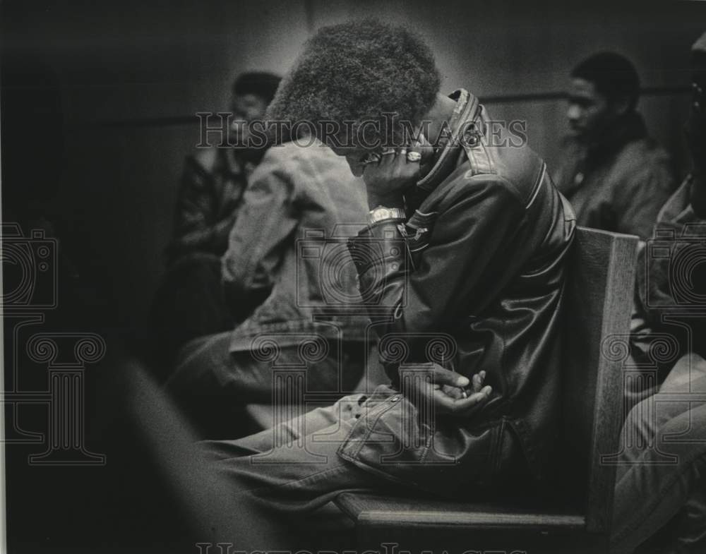 1985 Press Photo Defendant waits for case to be called, Judge Foley&#39;s Court, WI - Historic Images