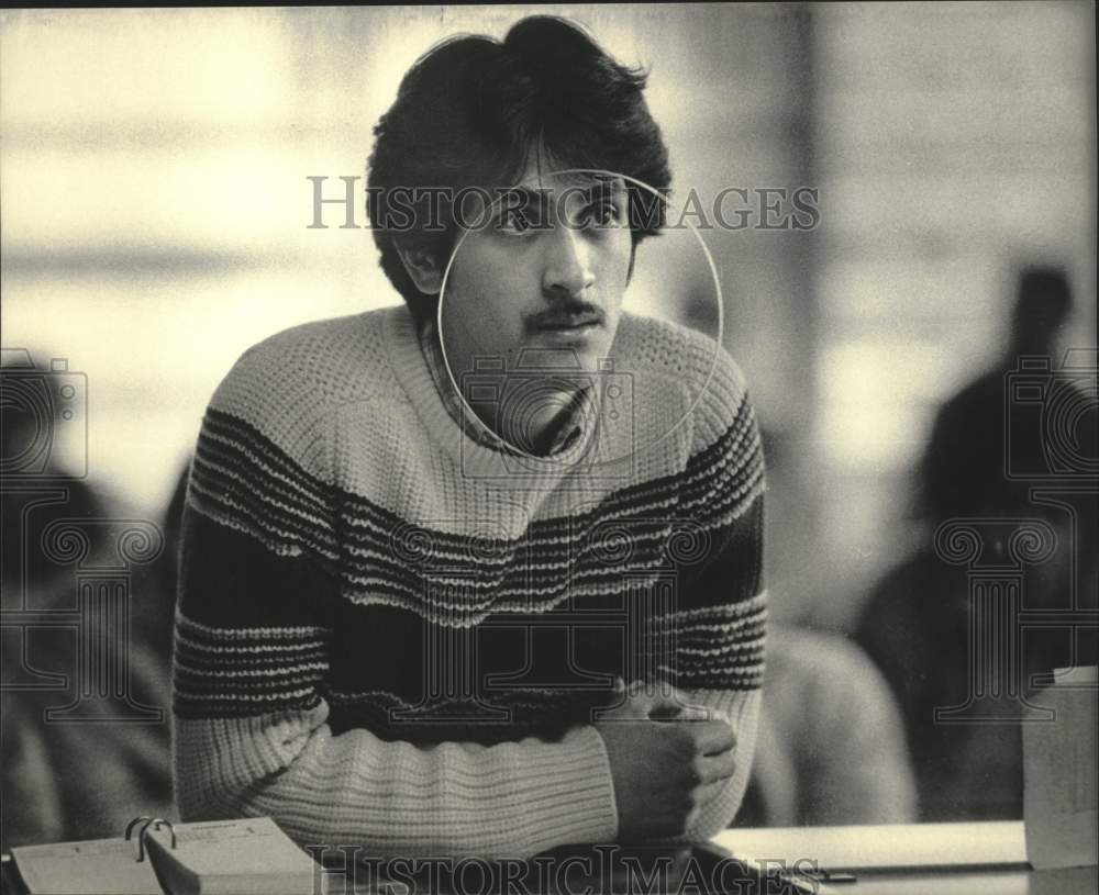 1985 Press Photo Juan Carrasco pays fine in waiting room outside Courtroom, WI - Historic Images