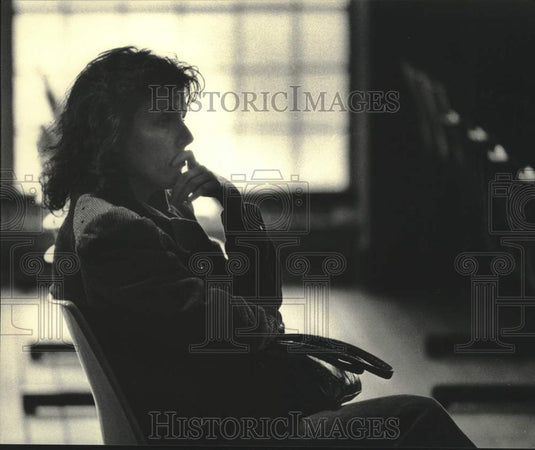 1985 Press Photo woman waiting outside Milwaukee Courtrooms, Wisconsin - Historic Images