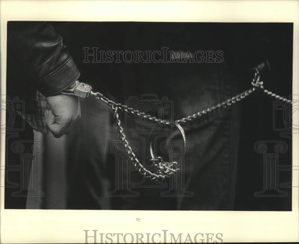 1985 Press Photo Robbie Forbes handcuffed at Milwaukee court house, Wisconsin - Historic Images