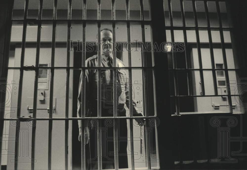 1985 Press Photo Milwaukee House of Corrections guards from inside a cell, WI - Historic Images