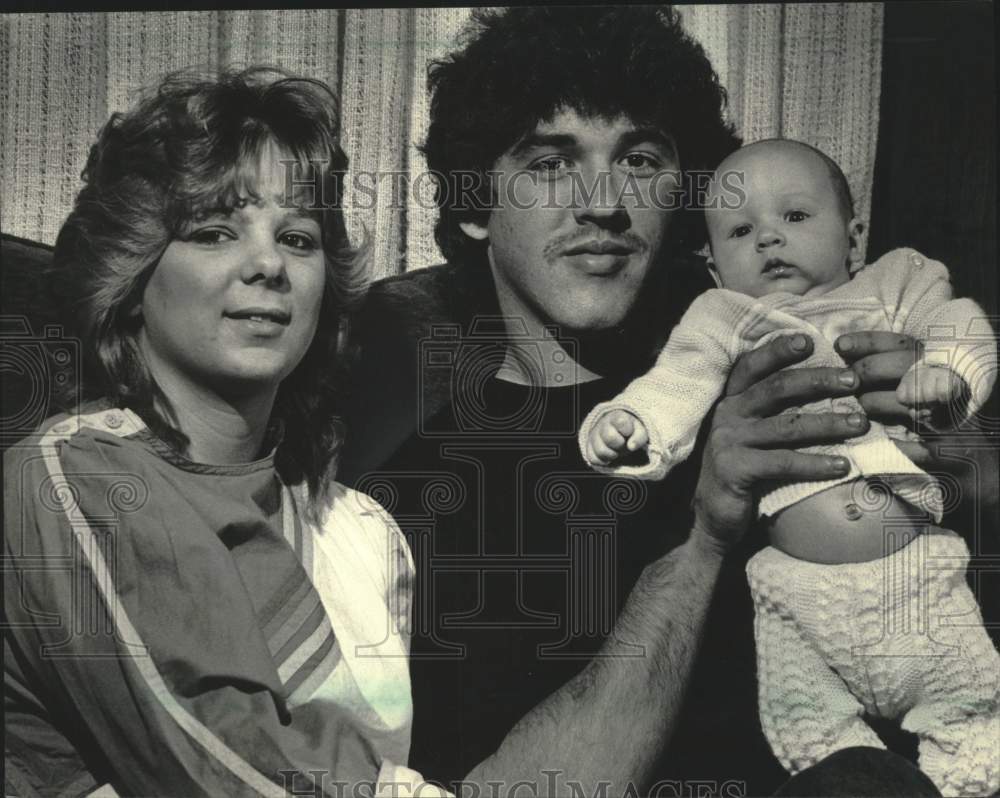 1985 Press Photo Brian Condroski with wife Chris &amp; son Justin, Milwaukee - Historic Images