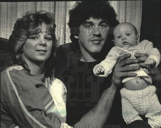 1985 Press Photo Brian Condroski with wife Chris & son Justin, Milwaukee - Historic Images