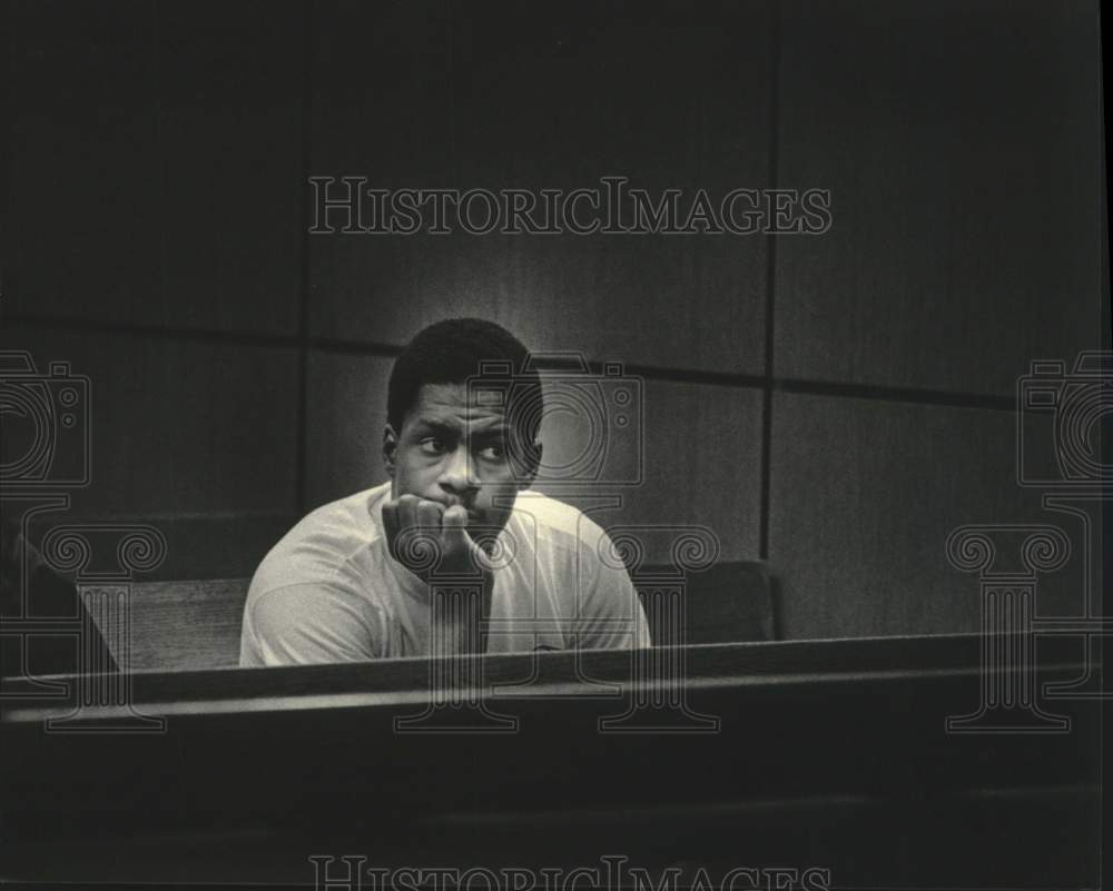 1985 Press Photo Defendant waits for case to be called, Judge Foley&#39;s Court, WI - Historic Images