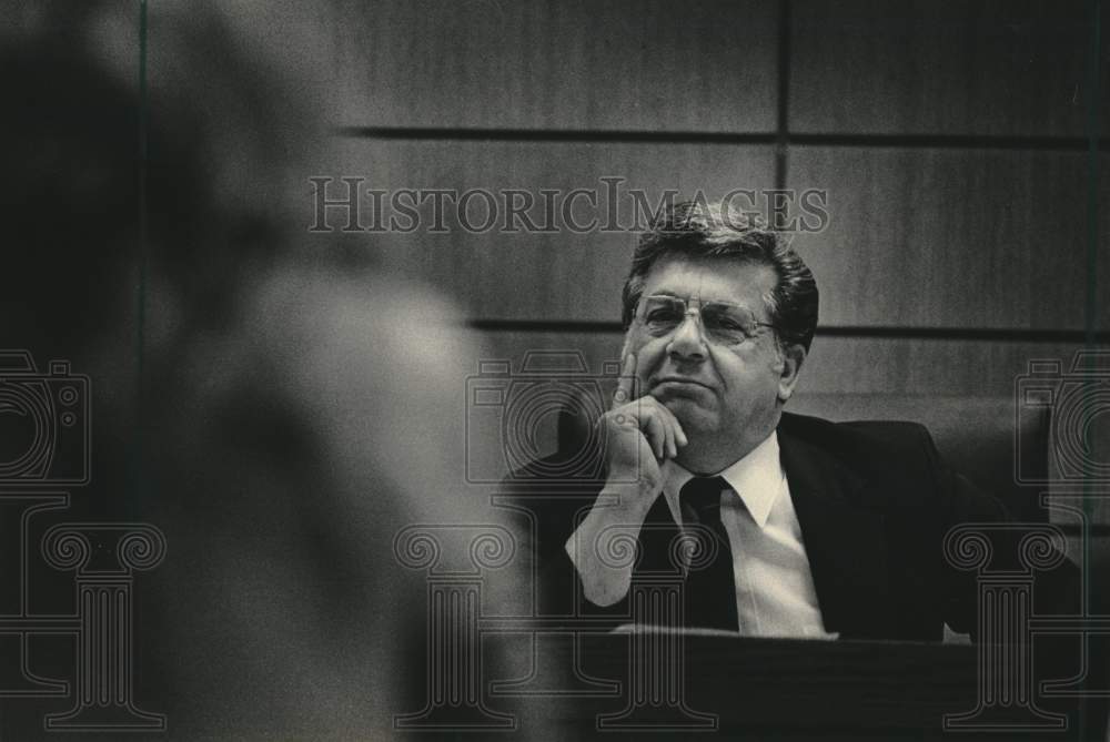 1985 Press Photo Judge William J. Panagis listens to defendant, Milwaukee - Historic Images