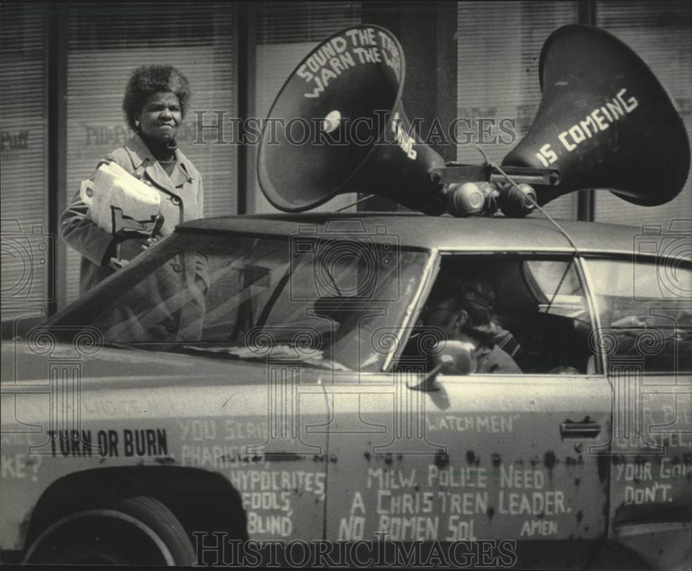 1985 Press Photo Ron Stanis cruising Milwaukee in car covered in statements - Historic Images