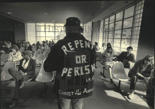 1985 Press Photo Stannis preached the gospel while waiting for court to start WI - Historic Images