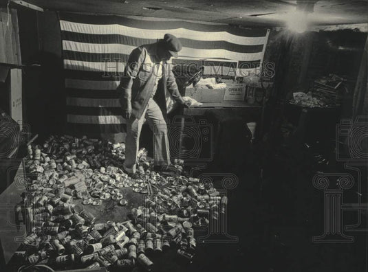 1985 Press Photo Davis crushed several cans in his Milwaukee basement - Historic Images