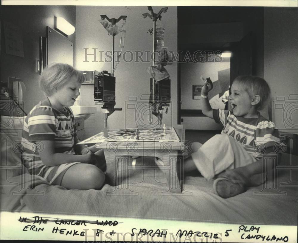 1985 Press Photo Erin Henke and Sarah Mazzie in Milwaukee Children&#39;s Hospital - Historic Images