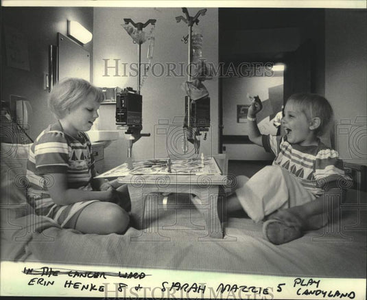 1985 Press Photo Erin Henke and Sarah Mazzie in Milwaukee Children's Hospital - Historic Images