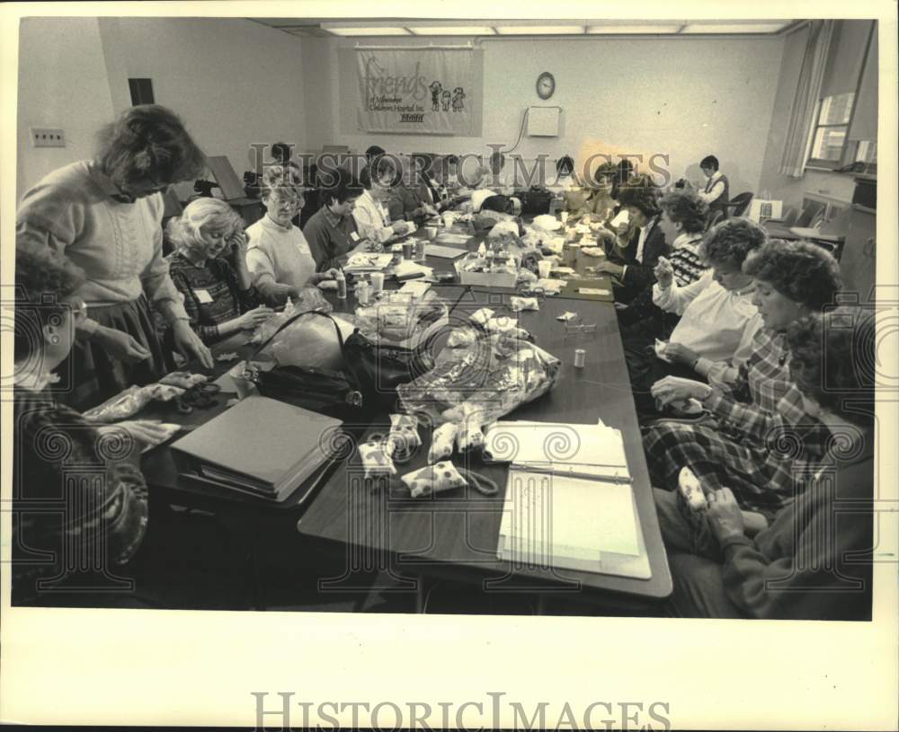 1987 Press Photo Children&#39;s Hospital volunteers meet to make stuffed toys - Historic Images