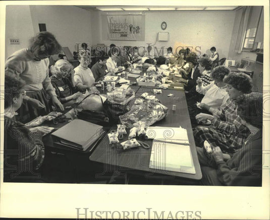 1987 Press Photo Children's Hospital volunteers meet to make stuffed toys - Historic Images
