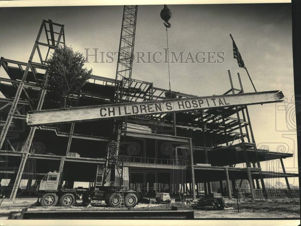 1987 Press Photo Final beam at Children&#39;s Hospital of Wisconsin put into place. - Historic Images