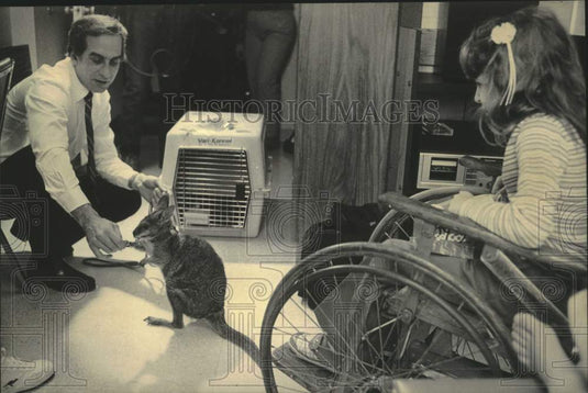1984 Press Photo Holly Weborg enjoys a kangaroo shown to her by Ron Plattner - Historic Images