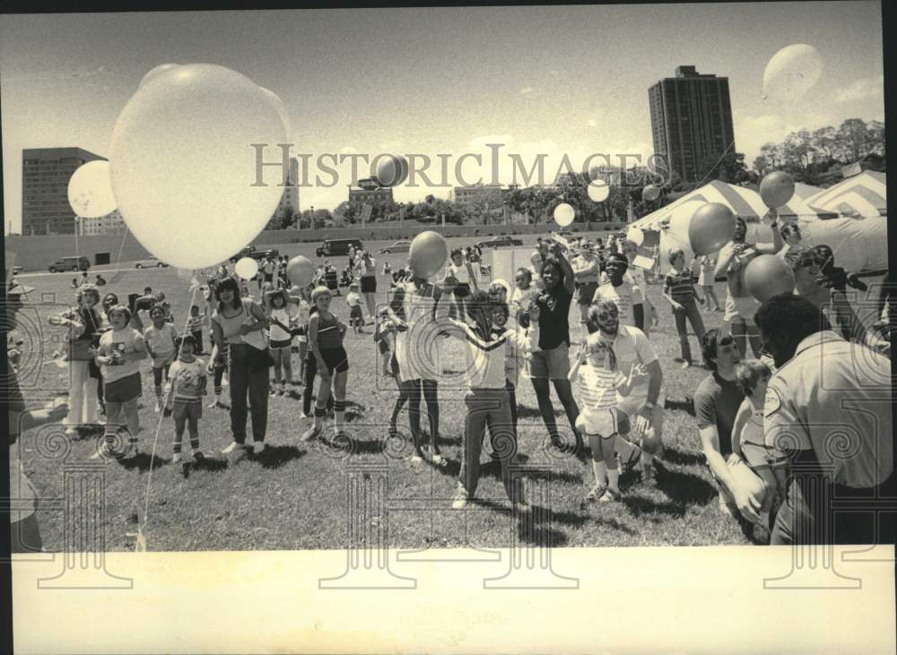 1984 Press Photo Children celebrate Milwaukee Children's Hospital 90th birthday - Historic Images