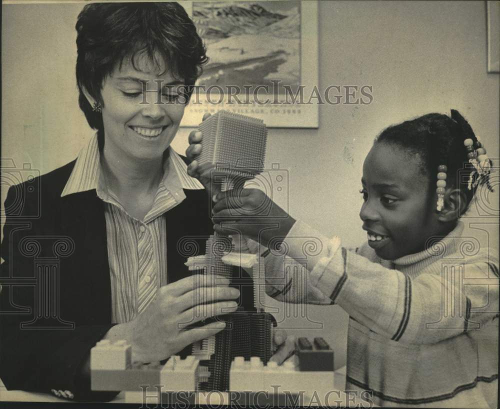 1984 Press Photo Suzie Franklin &amp; Lisa Williams at Milwaukee Children&#39;s Hospital - Historic Images