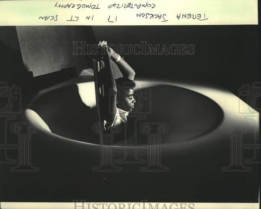 1985 Press Photo Milwaukee Children's Hospital,Terena Jackson has a CAT scan - Historic Images