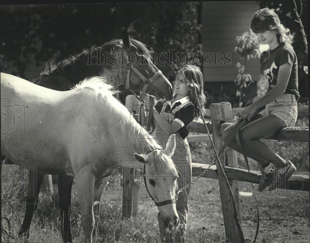 1982 Press Photo Amy Kochar &amp; Jenny Bulgrin at The Ranch in Menomonee Falls - Historic Images