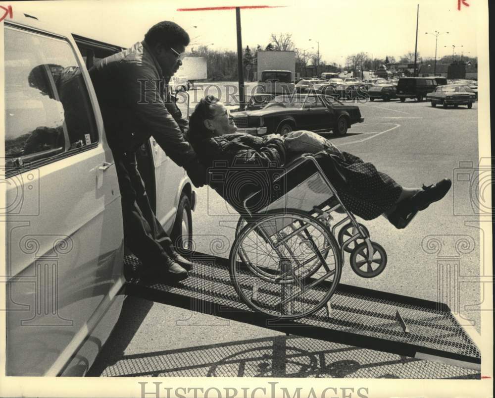 1983 Press Photo Transit programs for disabled, Milwaukee - mjc40124 - Historic Images