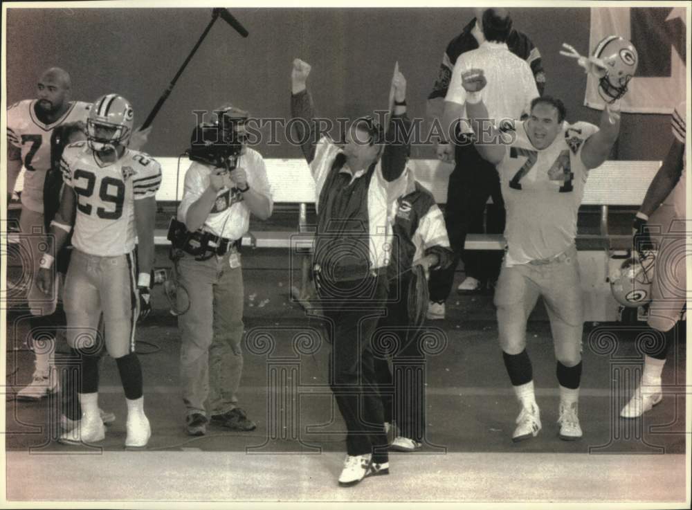 1994 Press Photo Green Bay Packers Coach Mike Holmgren &amp; players celebrate - Historic Images
