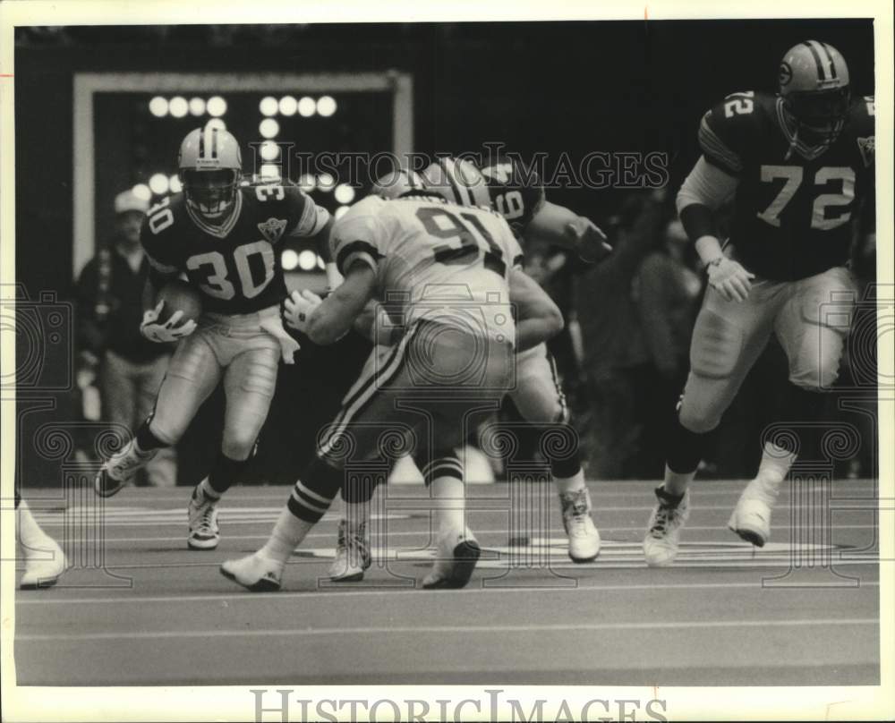 1994 Press Photo Green Bay Packers charge up the field, Football Playoff game - Historic Images