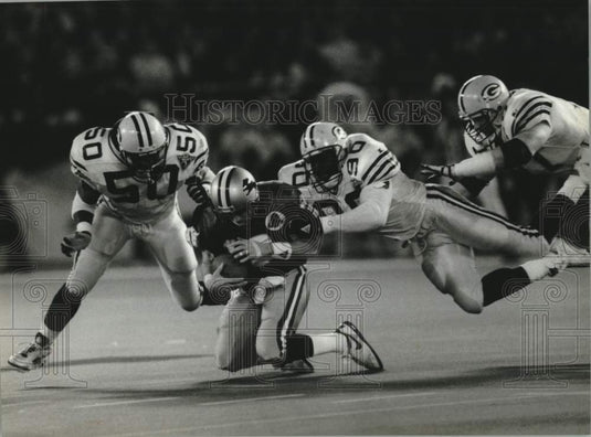 1994 Press Photo Lions Football player Erik Kramer tackled by Green Bay Packers - Historic Images