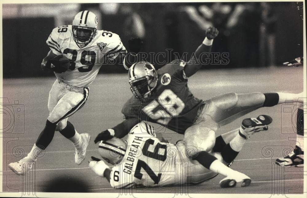 1994 Press Photo Green Bay Packer Harry Galbreath blocks Detroit Lions from ball - Historic Images