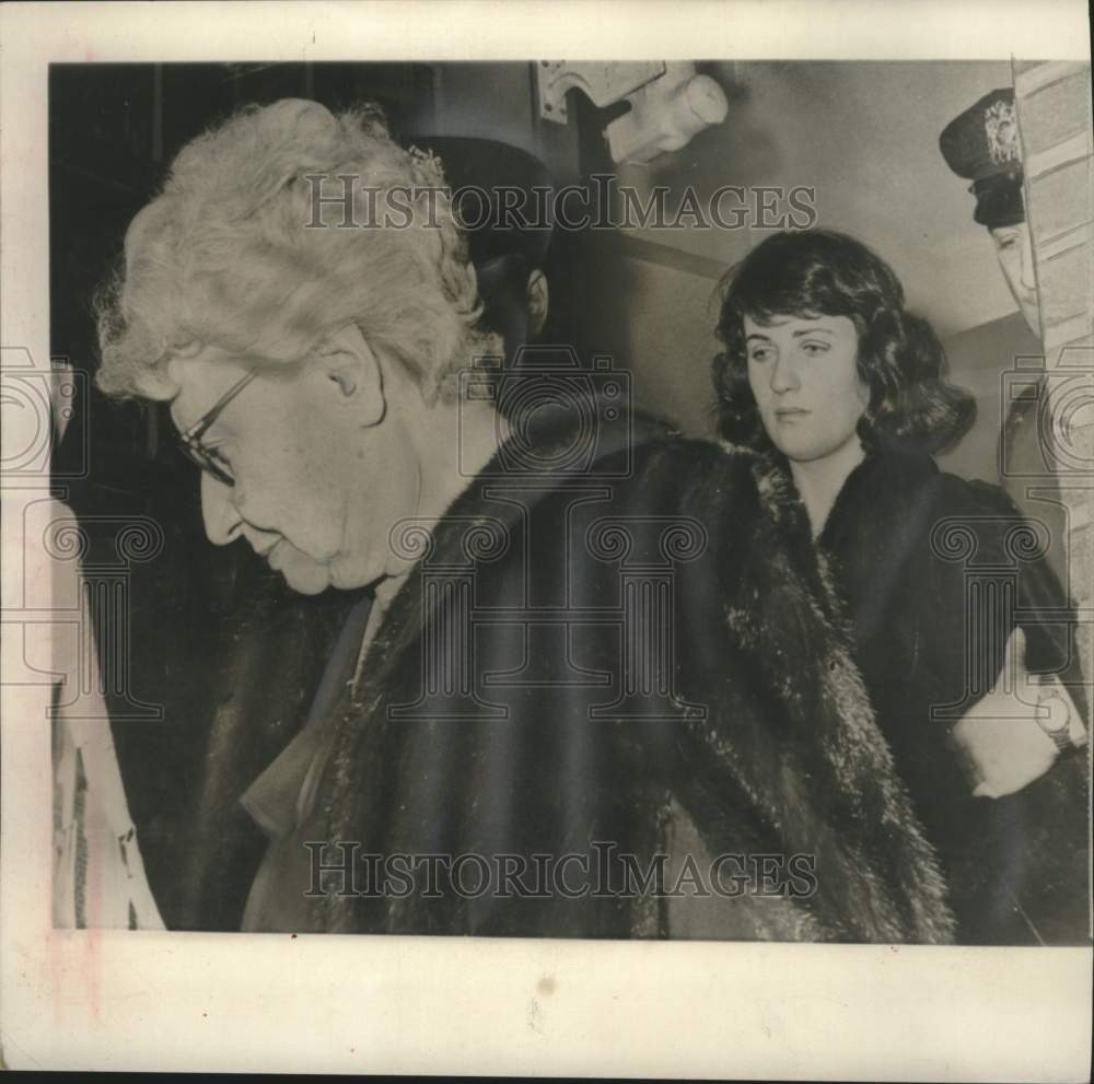 1960 Heiress Gamble Benedict leaves court with her grandmother, NY - Historic Images
