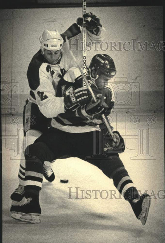 1989 Press Photo Milwaukee Admirals player Curtis Hunt battles Mike Hiltner - Historic Images