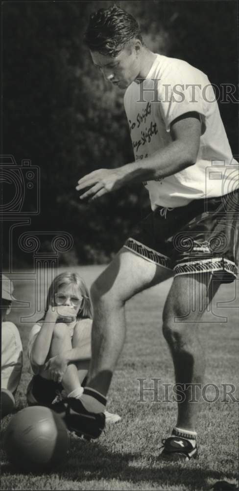 1993 Press Photo Girl Scout Jessie Cheeseman, Steve Morris and soccer ball, Milw - Historic Images