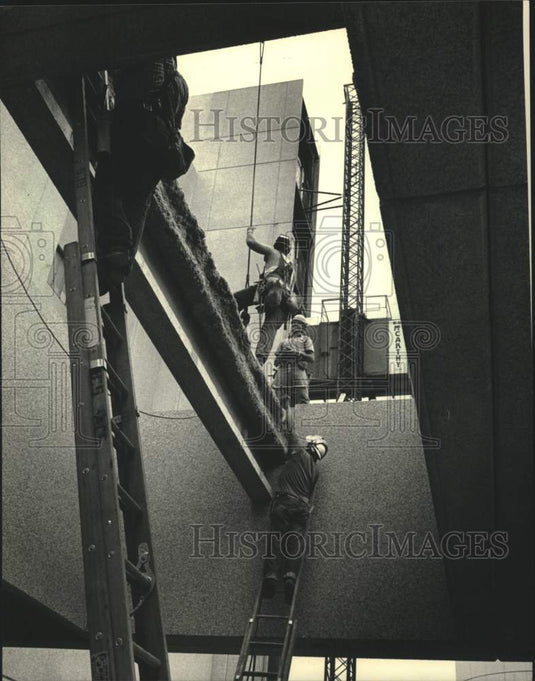 1987 Press Photo Concrete workers at Children's Hospital of Wisconsin - Historic Images