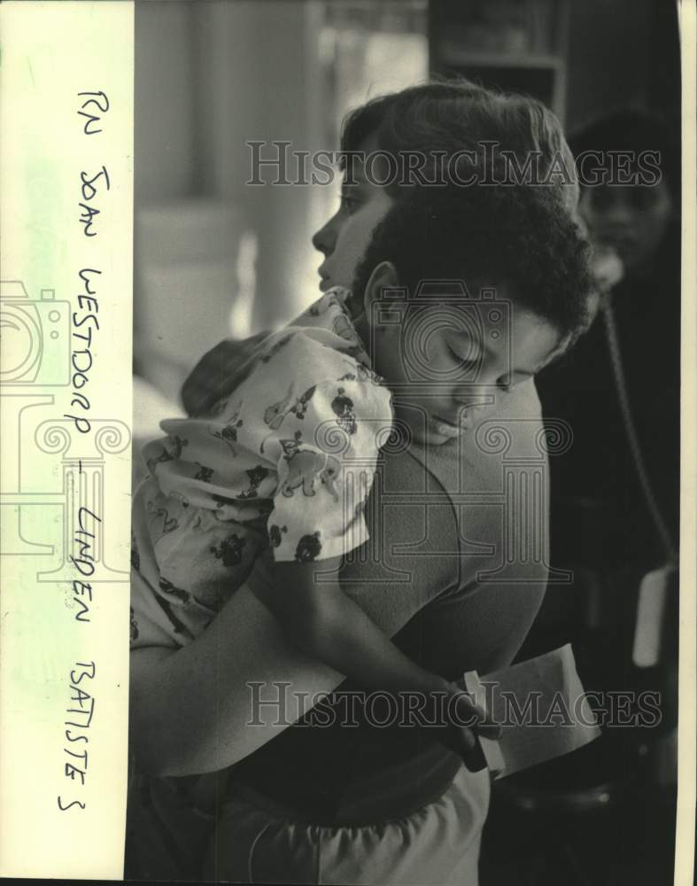 1985 Press Photo Nurse comforts a young patient, Milwaukee Children&#39;s Hospital - Historic Images