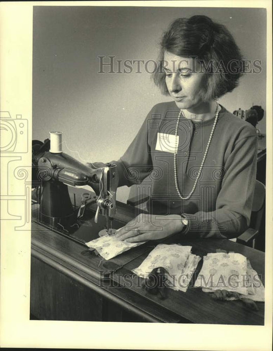 1987 Press Photo Volunteer Mary Kopmeier sews, Children's Hospital, Wisconsin - Historic Images