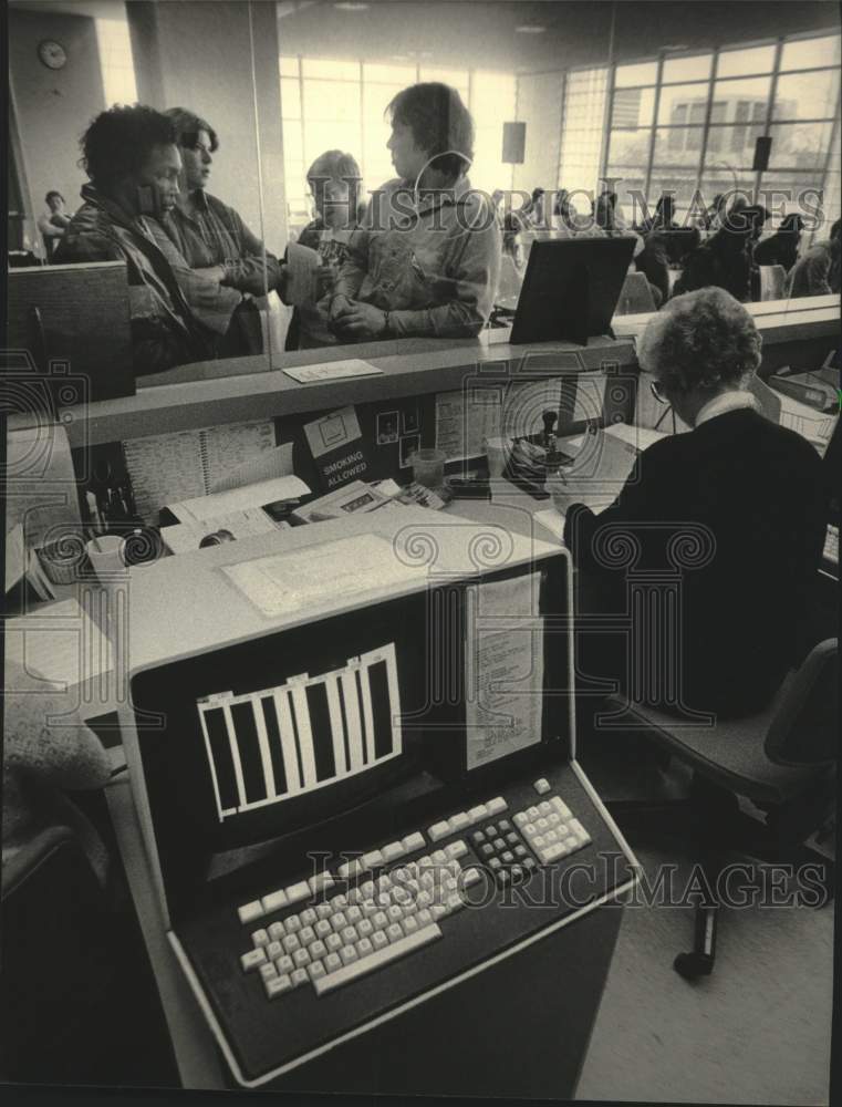 1985 Press Photo People wait near computer center at courtroom, Milwaukee - Historic Images