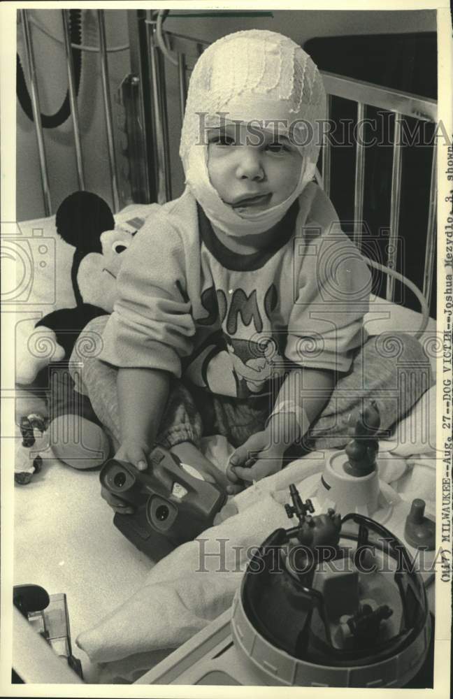 1987 Press Photo Joshua Mezydlo head bandaged plays at hospital, Milwaukee - Historic Images