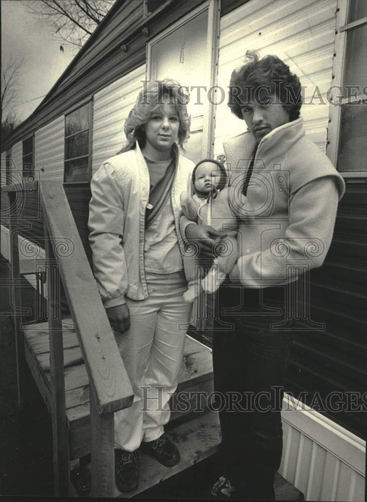1985 Press Photo Brian, Chris and Justin Condroski outside trailer, Milwaukee - Historic Images