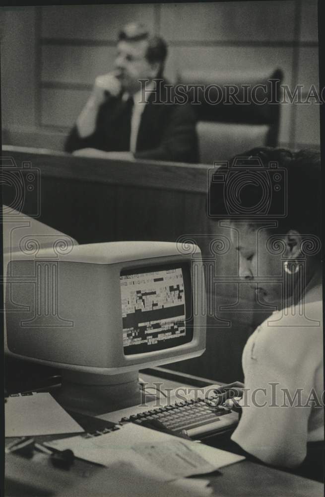1985 Press Photo Computers in the courtroom at Milwaukee Municipal Court - Historic Images