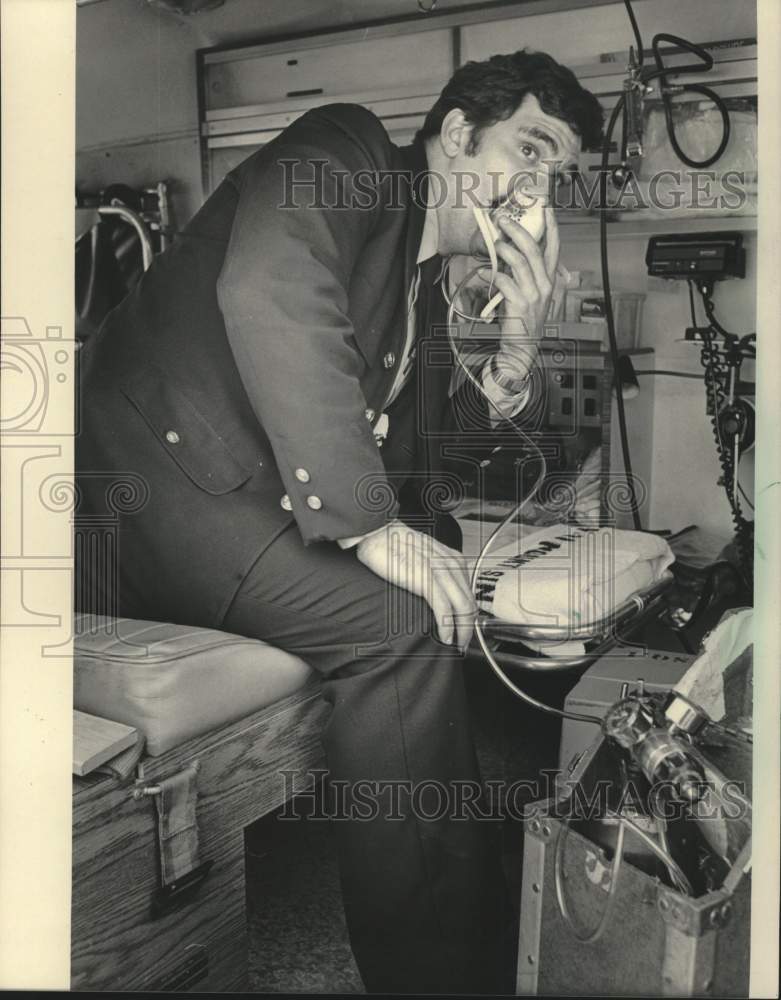 1986 Press Photo Police officer Mark Watner took oxygen after Milwaukee rescue - Historic Images