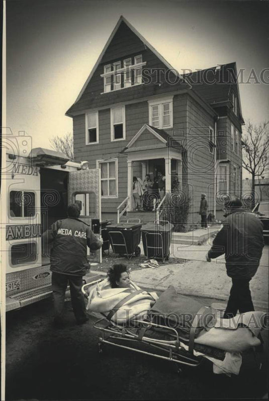 1986 Press Photo Fredia Mae Ratney jumped from a Milwaukee home to escape blaze - Historic Images