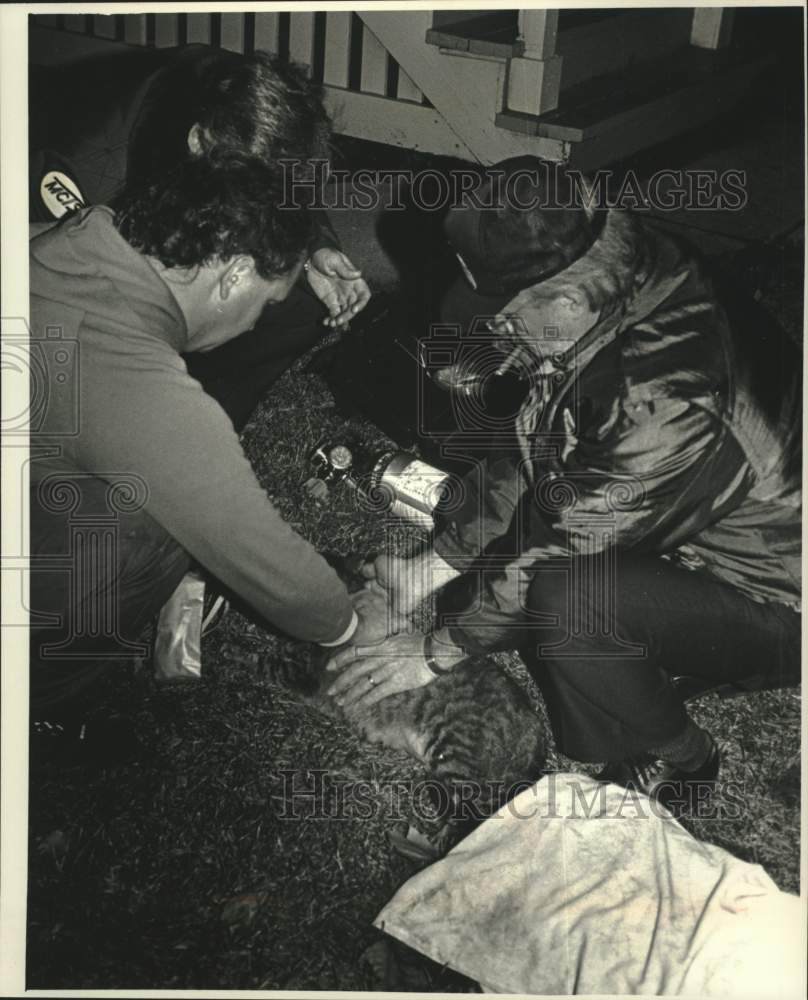 1992 Press Photo Milwaukee neighbors give a cat oxygen after a fire - mjc40291 - Historic Images