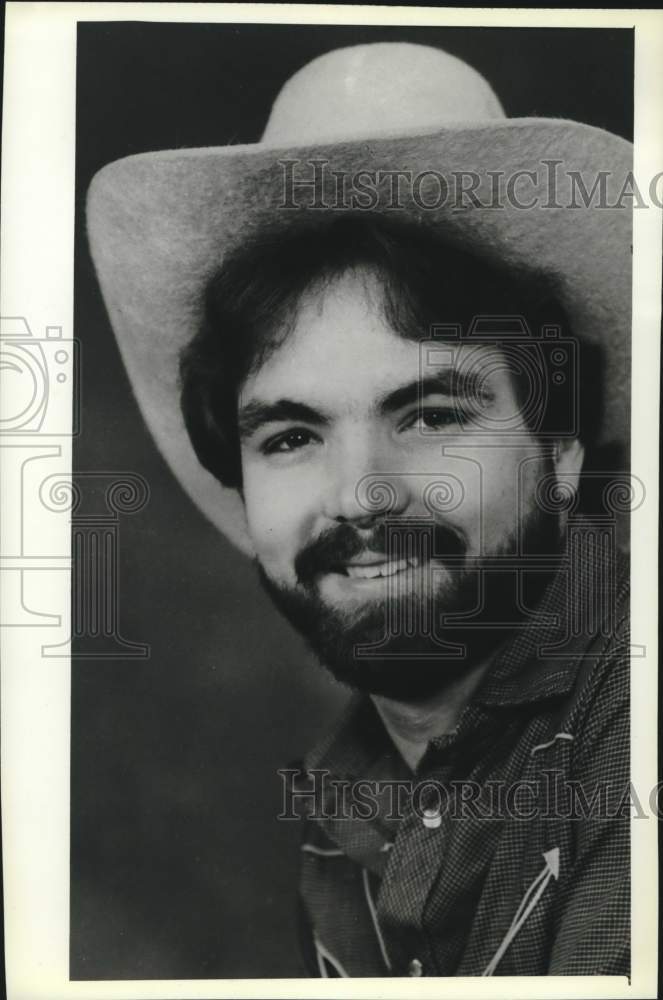 1982 Press Photo Bill Betts, radio personality at WBCS, Milwaukee. - mjc40351 - Historic Images